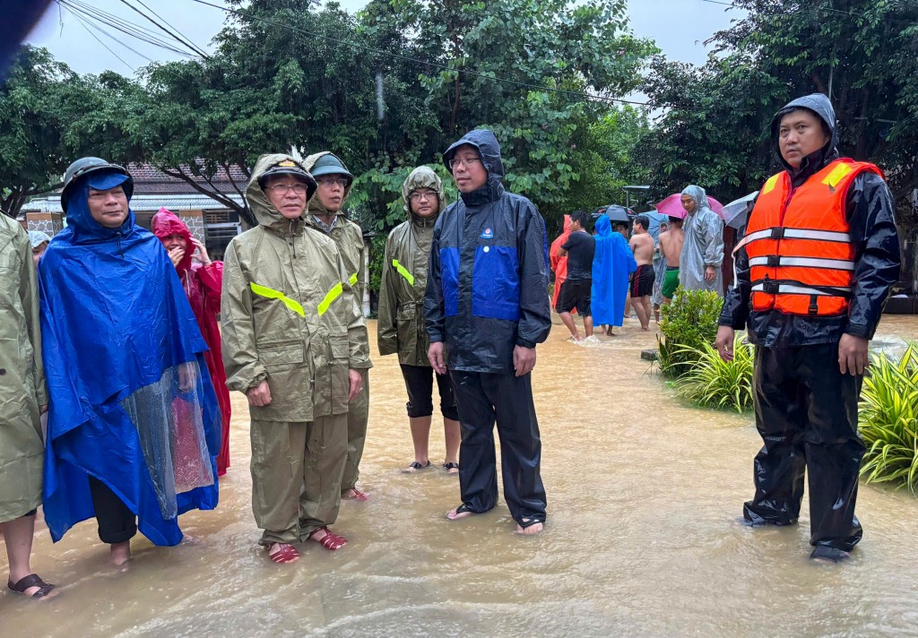 Phó Bí thư Thành ủy, Chủ tịch HĐND TP Đà Nẵng Nguyễn Đức Dũng kiểm tra tình hình mưa lũ và công tác ứng phó tại một số địa phương (Ảnh: MQ)
