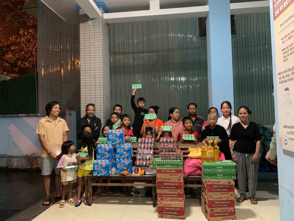 Người dân thôn A Duông (xã Đông Giang) tiếp nhận nhu yếu phẩm