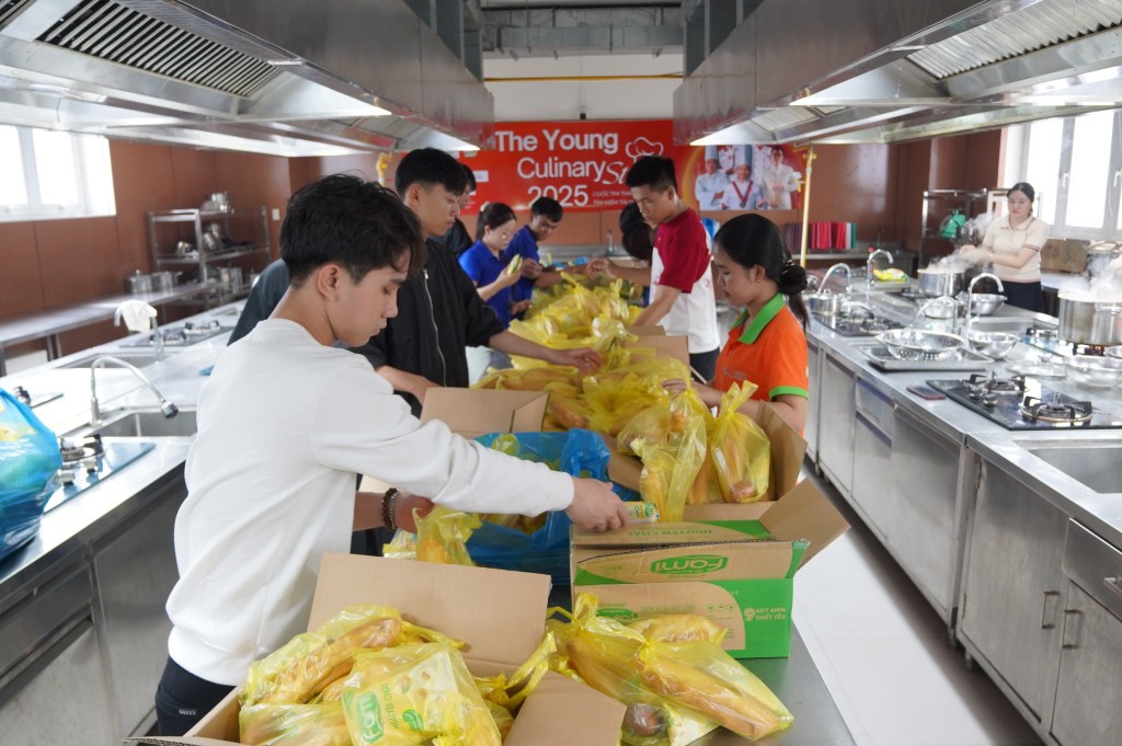 Sinh viên Đại học Đông Á chuẩn bị 600 suất ăn gửi đến người dân vùng ngập lụt