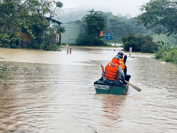 Trước thiệt hại nặng nề do ngập lụt và sạt lở nghiêm trọng, UBND tỉnh Quảng Ngãi đã kiến nghị Chính phủ hỗ trợ khẩn cấp lương thực, thuốc và hàng trăm tỷ đồng để khắc phục hậu quả.