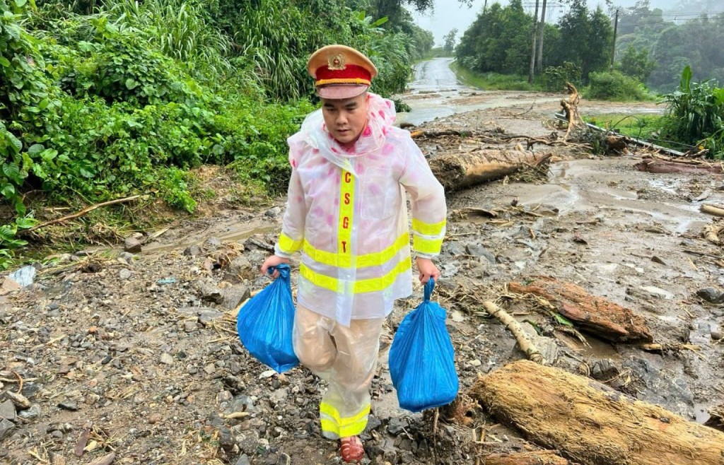 Tất cả đang chung sức, đồng lòng hỗ trợ người dân vùng lũ