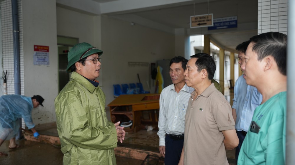 Phó Bí thư Thành ủy, Phó Chủ tịch UBND TP Huế Nguyễn Chí Tài kiểm tra công tác vệ sinh môi trường tại Bệnh viện trường Đại học Y Dược Huế