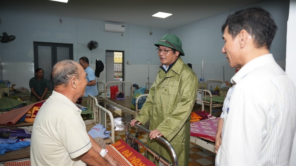 Lãnh đạo TP Huế thăm hỏi, động viên bệnh nhân đang được điều trị tại Trung tâm Y tế Phú Xuân