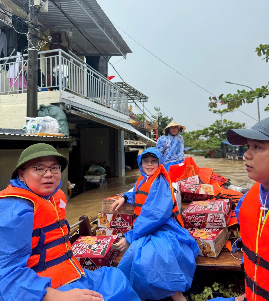 Các cá nhân, doanh nghiệp chung tay hỗ trợ người dân vùng lũ