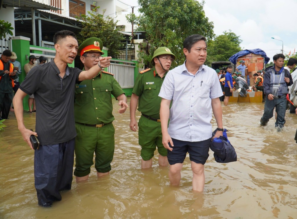 Phó Chủ tịch UBND TP Đà Nẵng Phan Thái Bình kiểm tra một số khu vực tại thị xã Điện Bàn cũ (Ảnh: danang.gov)