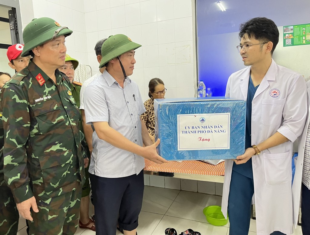 Lãnh đạo TP Đà Nẵng tặng nhu yếu phẩm động viên đội ngũ y bác sĩ và nhân viên túc trực tại Bệnh viện Đa khoa khu vực Quảng Nam (Ảnh: danang.gov)
