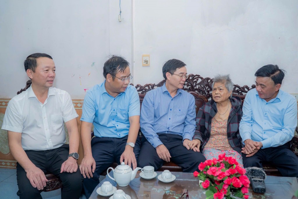 Thường trực Ban Bí thư Trần Cẩm Tú trao quà cho gia đình chính sách bà Vũ Thị Hồng Quế