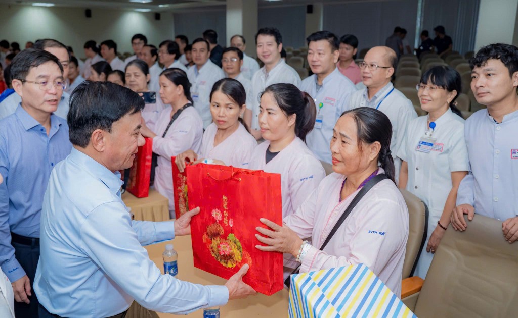 Thường trực Ban Bí thư Trần Cẩm Tú trao quà cho các bệnh nhân đang điều trị tại Bệnh viện Trung ương Huế