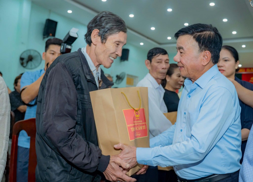 Thường trực Ban Bí thư Trần Cẩm Tú thăm hỏi, động viên bà con bị ảnh hưởng bởi mưa lũ