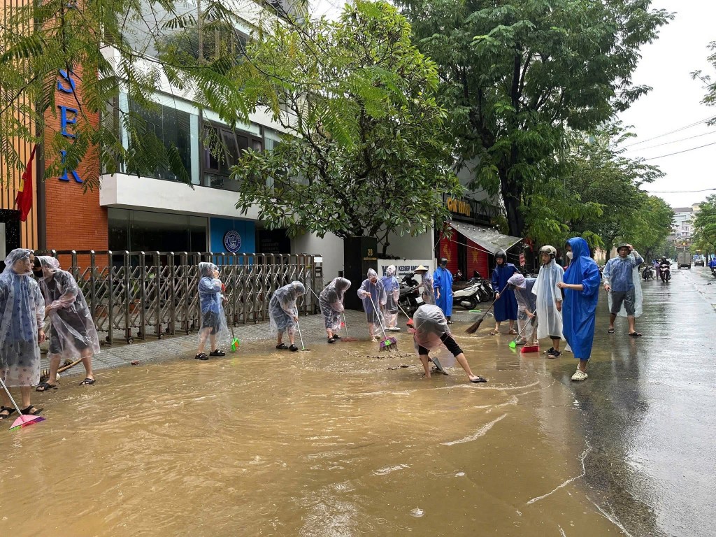 TP Huế huy động lực lượng Công an, quân đội, đoàn viên thanh niên dọn vệ sinh sau lũ