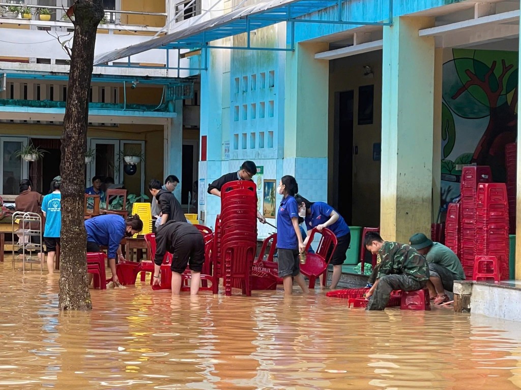 TP Huế ra quân tổng dọn vệ sinh khu dân cư, trường học trên địa bàn 
