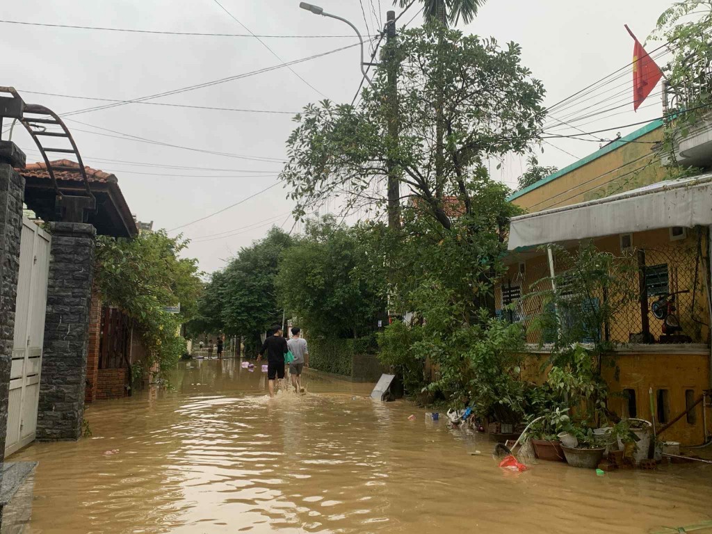 Lũ trên các sông ở Huế và Đà Nẵng đang xuống, nhiều khu vực dân cư nước đang rút dần 