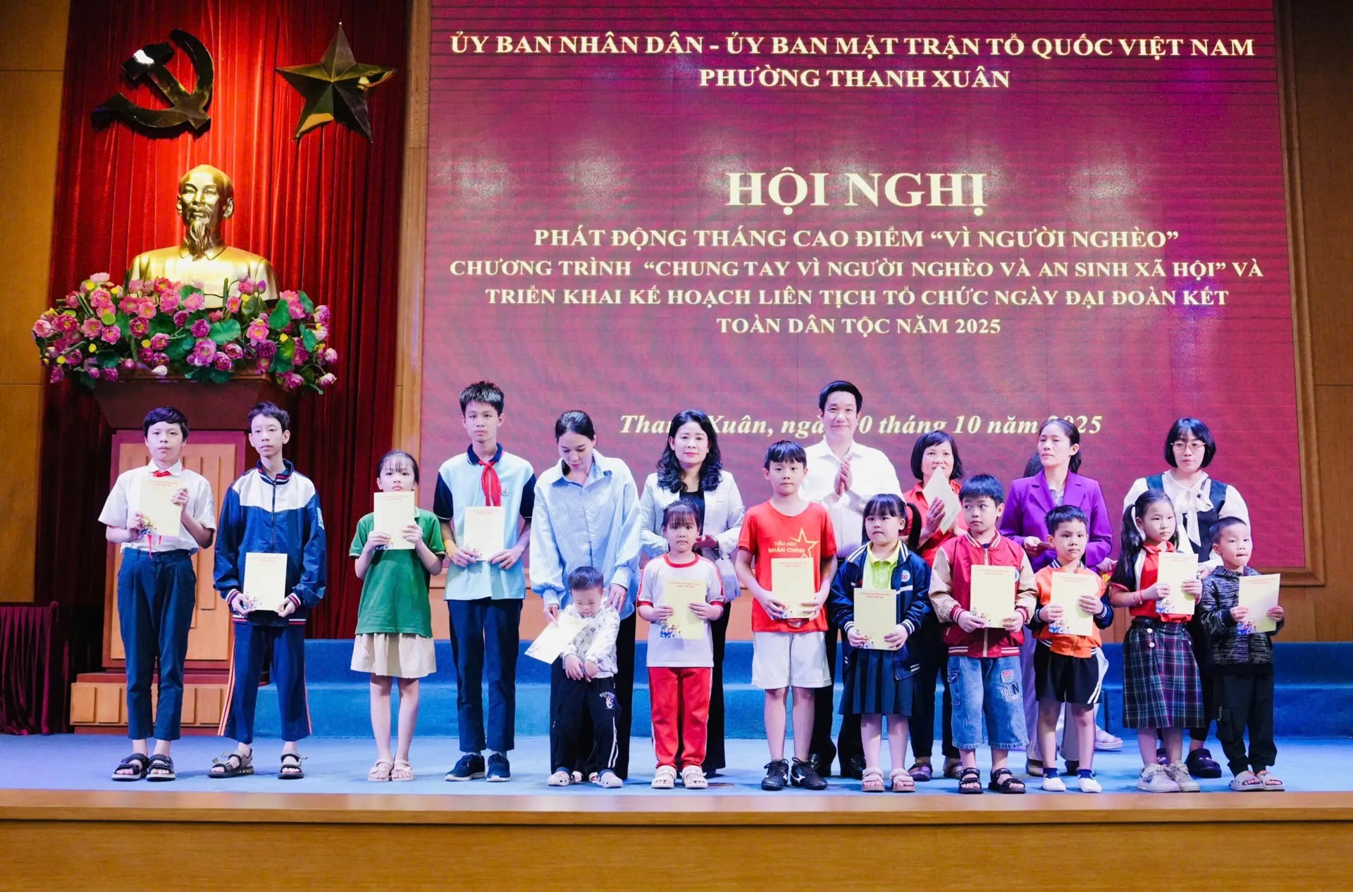  Bí thư Đảng ủy, Chủ tịch HĐND phường Thanh Xuân Nguyễn Huy Cường; Phó Bí thư Thường trực Đảng ủy phường Thanh Xuân Trần Thị Thu Hà trao quà cho học sinh, các cá nhân diện bảo trợ xã hội có hoàn cảnh khó khăn trên địa bàn phường