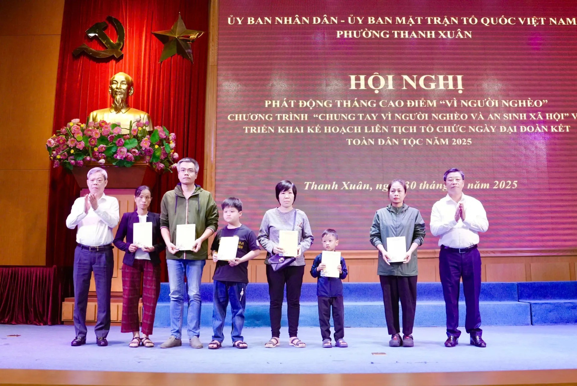 Chủ tịch UBND phường Thanh Xuân Đỗ Quang Dương; Chủ tịch Ủy ban MTTQ Việt Nam phường Thanh Xuân Nguyễn Xuân Hải trao quà cho học sinh, các cá nhân diện bảo trợ xã hội có hoàn cảnh khó khăn trên địa bàn phường