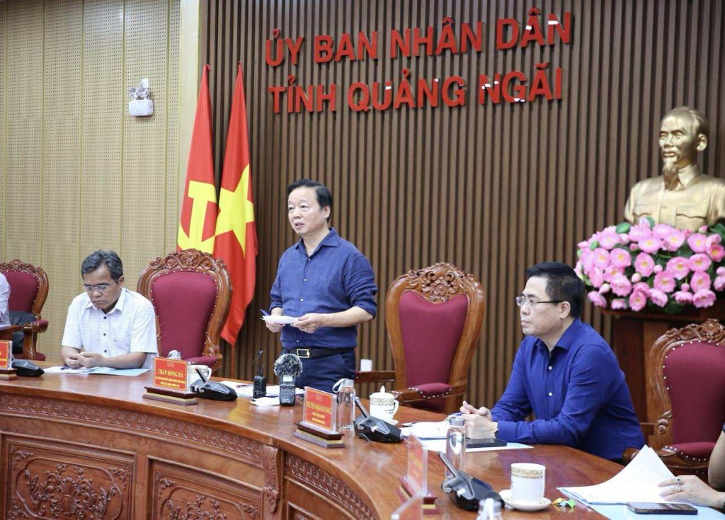 Phó Thủ tướng Trần Hồng Hà làm việc với lãnh đạo tỉnh Quảng Ngãi về công tác ứng phó, khắc phục hậu quả của đợt mưa lũ nghiêm trọng trên địa bàn trong những ngày qua - Ảnh: VGP/Minh Khôi