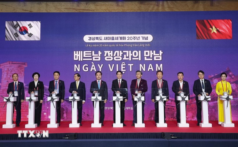 Chủ tịch nước Lương Cường cùng các đại biểu nhấn nút khởi động biểu tượng Hợp tác hữu nghị hướng tới tương lai. (Ảnh: Lâm Khánh/TTXVN) Chủ tịch nước Lương Cường cùng các đại biểu nhấn nút khởi động biểu tượng Hợp tác hữu nghị hướng tới tương lai. (Ảnh: Lâm Khánh/TTXVN)