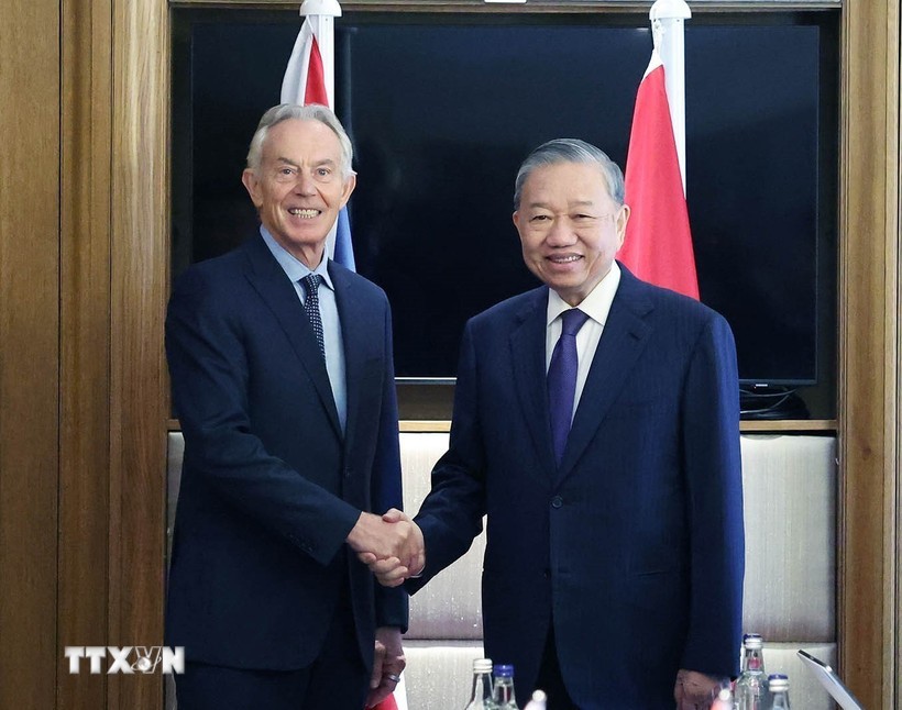 Tổng Bí thư Tô Lâm gặp nguyên Thủ tướng Anh Tony Blair tại thủ đô London sáng 30/10/2025. (Ảnh: Thống Nhất/TTXVN)