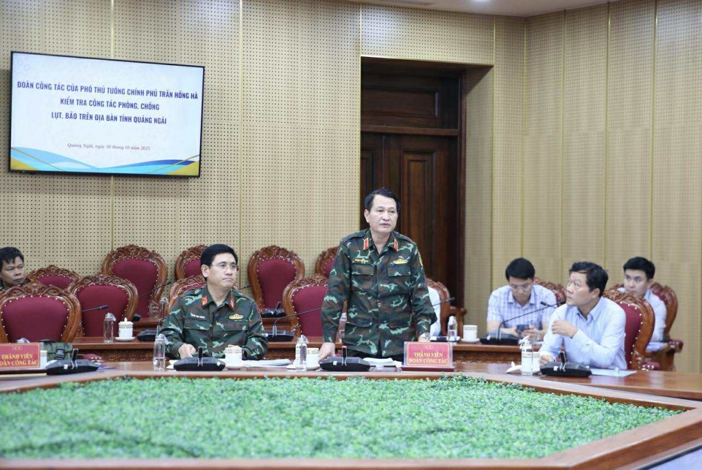 Thượng tá Huỳnh Kim Hải, Phó Chỉ huy trưởng Bộ Chỉ huy quân sự tỉnh Quảng Ngãi cho biết, lực lượng quân đội duy trì trực 100%, tổ chức trực tại các điểm ngập để không cho người dân qua lại, bảo đảm an toàn tính mạng và hạn chế thiệt hại về hoa màu - Ảnh: VGP/Minh Khôi