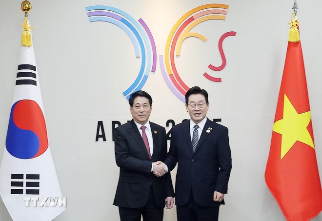 Chủ tịch nước Lương Cường hội đàm với Tổng thống Hàn Quốc Lee Jae Myung. (Ảnh: Lâm Khánh/TTXVN)