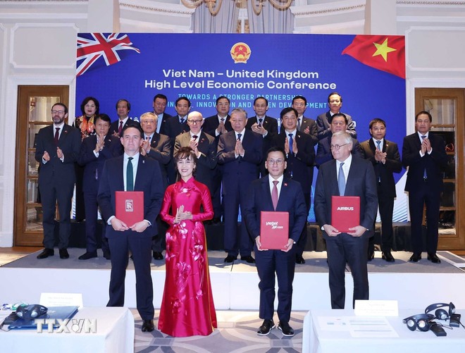 Tổng Bí thư Tô Lâm chứng kiến Lễ trao thoả thuận hợp tác giữa doanh nghiệp hai nước. (Ảnh: Thống Nhất/TTXVN)