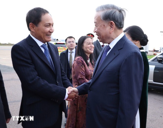 Đại sứ Đỗ Minh Hùng tiễn Tổng Bí thư Tô Lâm và Phu nhân. (Ảnh: Thống Nhất/TTXVN)