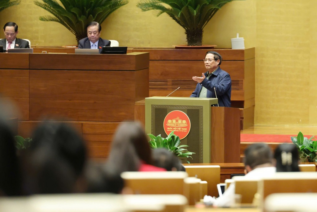 Thủ tướng cũng đề cập 2 vấn đề cụ thể hơn được nhiều đại biểu quan tâm và Phó Thủ tướng Lê Thành Long đã báo cáo, đó là về đầu tư công và dự toán thu - chi ngân sách Nhà nước - Ảnh: VGP/Nhật Bắc