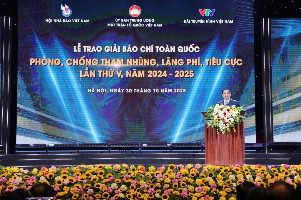 Thủ tướng ghi nhận, biểu dương và đánh giá cao Mặt trận Tổ quốc Việt Nam, Hội Nhà báo Việt Nam và Đài Truyền hình Việt Nam đã tổ chức thành công Giải báo chí rất ý nghĩa này; đồng thời chúc mừng 44 tác giả, nhóm tác giả có tác phẩm xuất sắc được tôn vinh tại lễ trao giải hôm nay - Ảnh: VGP/Nhật Bắc