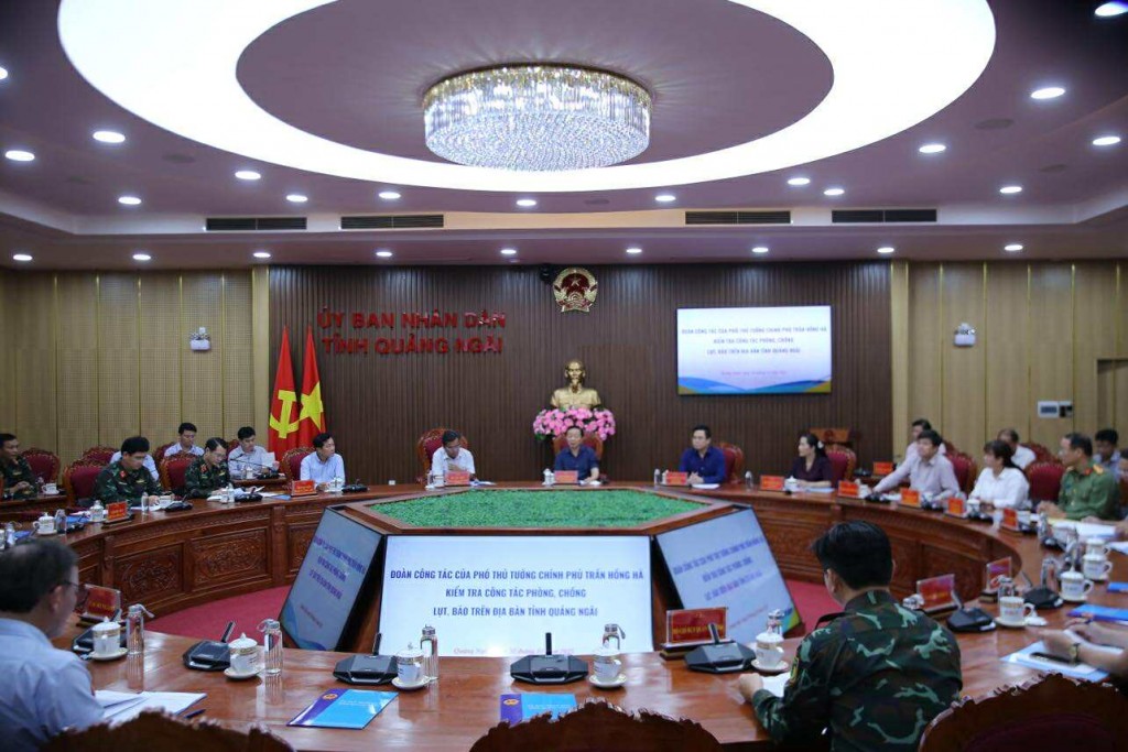 Phó Thủ tướng nhấn mạnh đợt thiên tai lịch sử này là “phép thử” để nhìn lại tổng thể cách quản lý rủi ro thiên tai. “Chúng ta phải sống chung với thiên tai nhưng phải chủ động, có khoa học, có công cụ, có kịch bản để chủ động chống chịu bền vững” - Ảnh: VGP/Minh Khôi