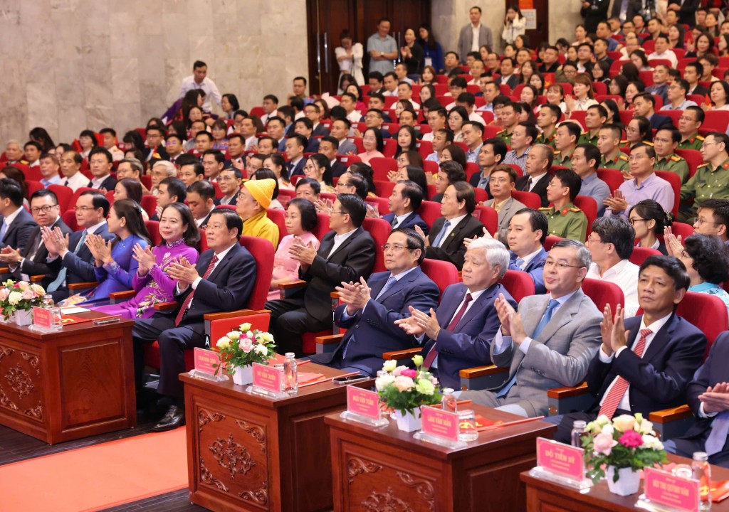 Các đồng lãnh đạo Đảng, Nhà nước, Mặt trận Tổ quốc và các đại biểu dự Lễ trao Giải báo chí toàn quốc phòng, chống tham nhũng, lãng phí, tiêu cực lần thứ V, năm 2024-2025 - Ảnh: VGP/Nhật Bắc