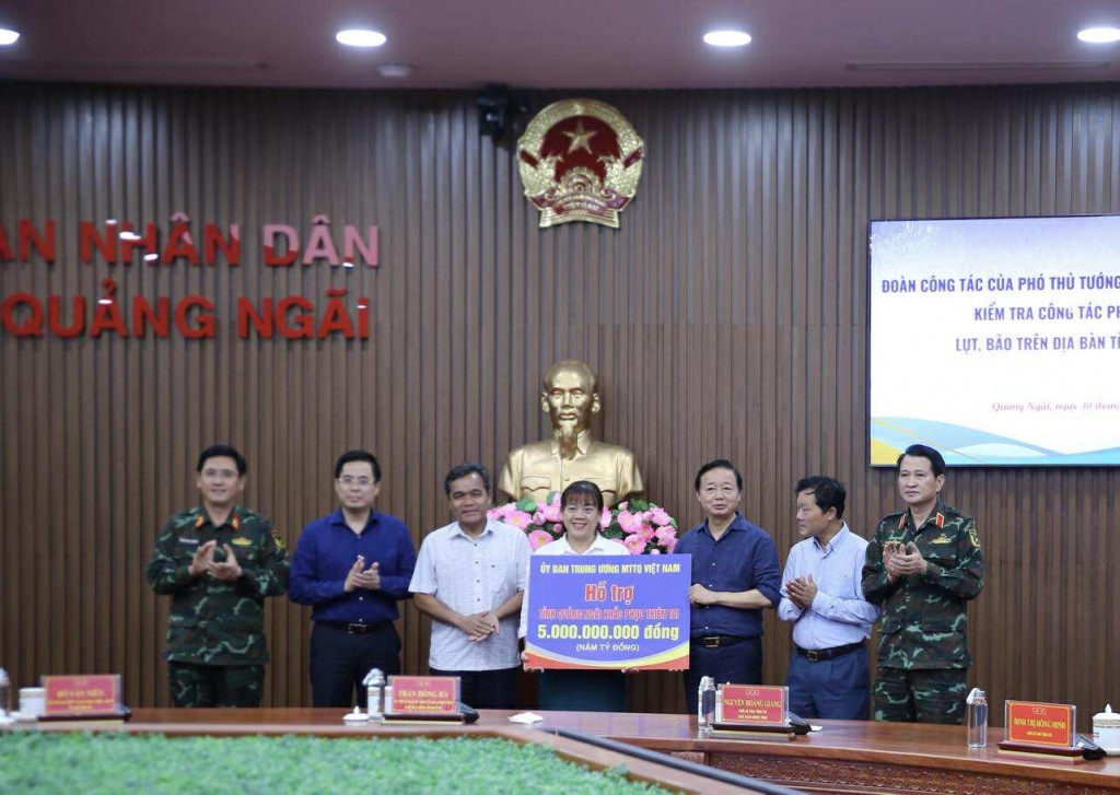 Phó Thủ tướng Trần Hồng Hà trao số tiền 5 tỷ đồng do người dân, doanh nghiệp đóng góp, ủng hộ cho bà con nhân dân bị ảnh hưởng bởi mưa lũ ở tỉnh Quảng Ngãi - Ảnh: VGP/Minh Khôi