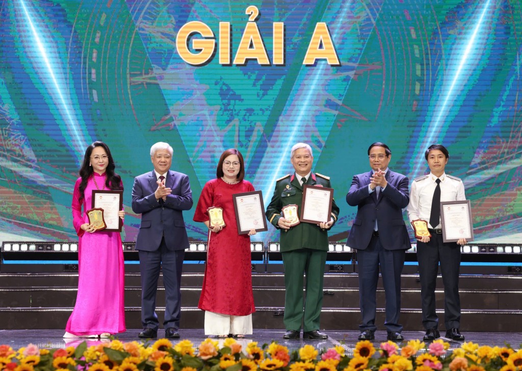 Thủ tướng Phạm Minh Chính và Chủ tịch Ủy ban Trung ương MTTQ Việt Nam Đỗ Văn Chiến trao giải A cho các tác giả - Ảnh: VGP/Nhật Bắc
