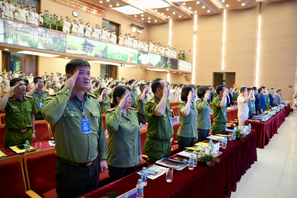Toàn cảnh lễ chào cờ tại Đại hội đại biểu Đoàn Thanh niên CATP Hà Nội lần thứ XXVI – nơi cán bộ, chiến sĩ trẻ thể hiện tinh thần kỷ luật, trách nhiệm và niềm tự hào người chiến sĩ Công an Thủ đô.