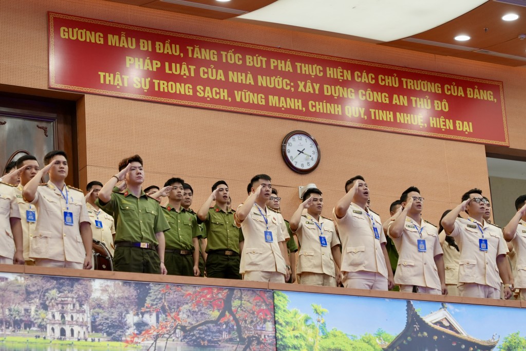 Đại biểu và đoàn viên các đơn vị trực thuộc CATP Hà Nội trang nghiêm trong lễ chào cờ, mở đầu cho phiên trọng thể Đại hội đại biểu Đoàn Thanh niên CATP Hà Nội lần thứ XXVI.