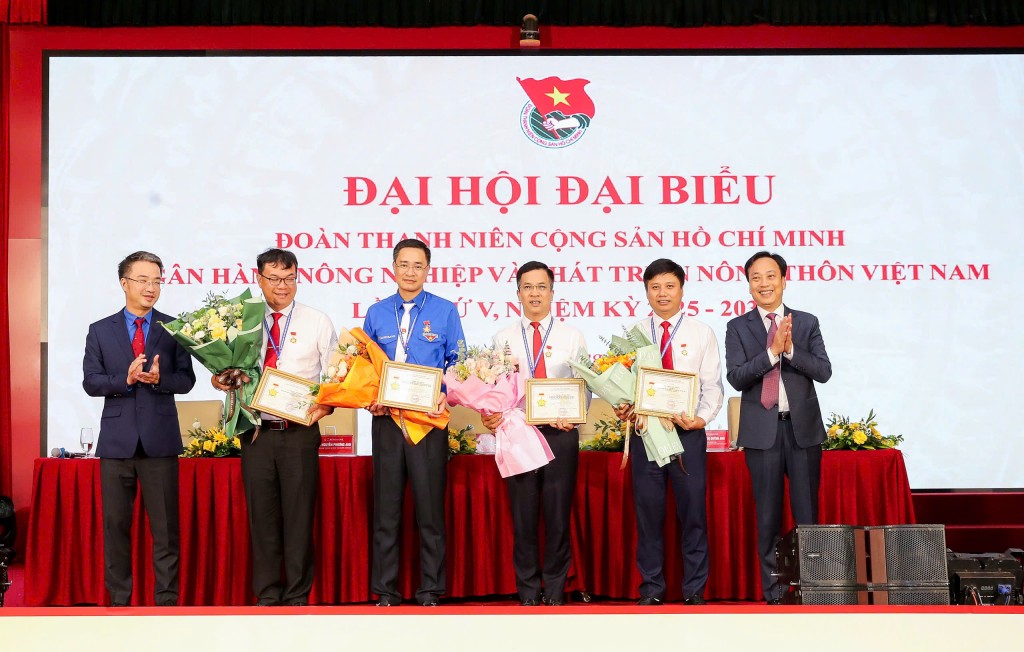 Đồng chí Nguyễn Tường Lâm - Bí thư Trung ương Đoàn TNCS Hồ Chí Minh, Chủ tịch Hội Liên hiệp Thanh niên Việt Nam trao Kỷ niệm chương “Vì thế hệ trẻ” cho các đồng chí có dấu ấn trong công tác thanh niên