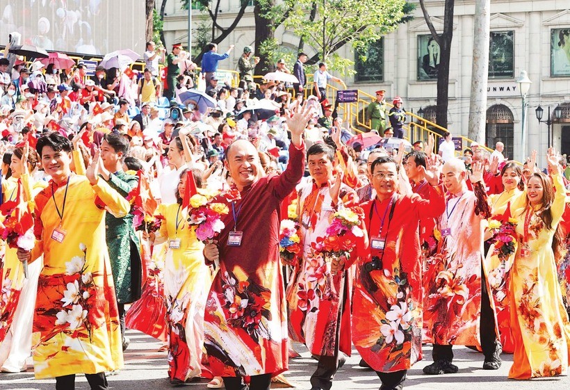 Các văn nghệ sĩ tham gia chương trình Tổng duyệt Lễ kỷ niệm 50 năm Ngày Giải phóng miền nam, thống nhất đất nước. (Ảnh Mạnh Hảo)