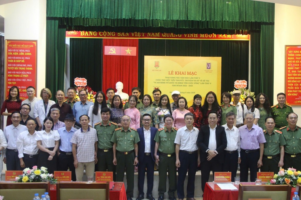 rại sáng tác trong khuôn khổ cuộc thi sáng tác Vì an ninh Tổ quốc và bình yên cuộc sống lần thứ 5 khai mạc ngày 15/5 tại Ninh Bình (Ảnh: Đức Huy)