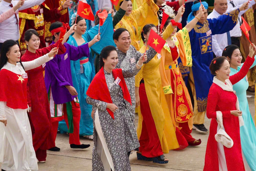 Các nghệ sĩ tự hào được tham gia trong khối văn hóa-thể thao diễu hành kỷ niệm 80 năm Cách mạng Tháng Tám thành công và Quốc khánh 2/9