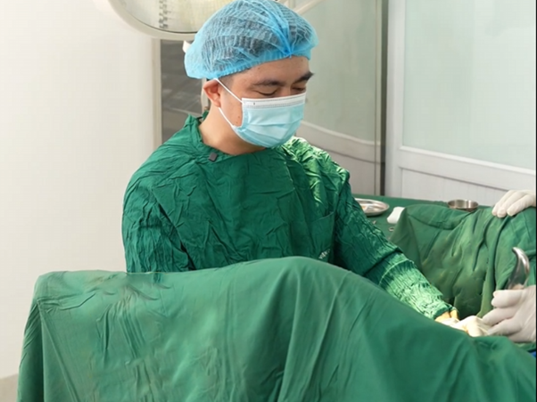 Bác sĩ Tùng phải thực hiện tái tạo vùng kín cho bệnh nhân sau biến chứng nâng điểm G tại spa không uy tín