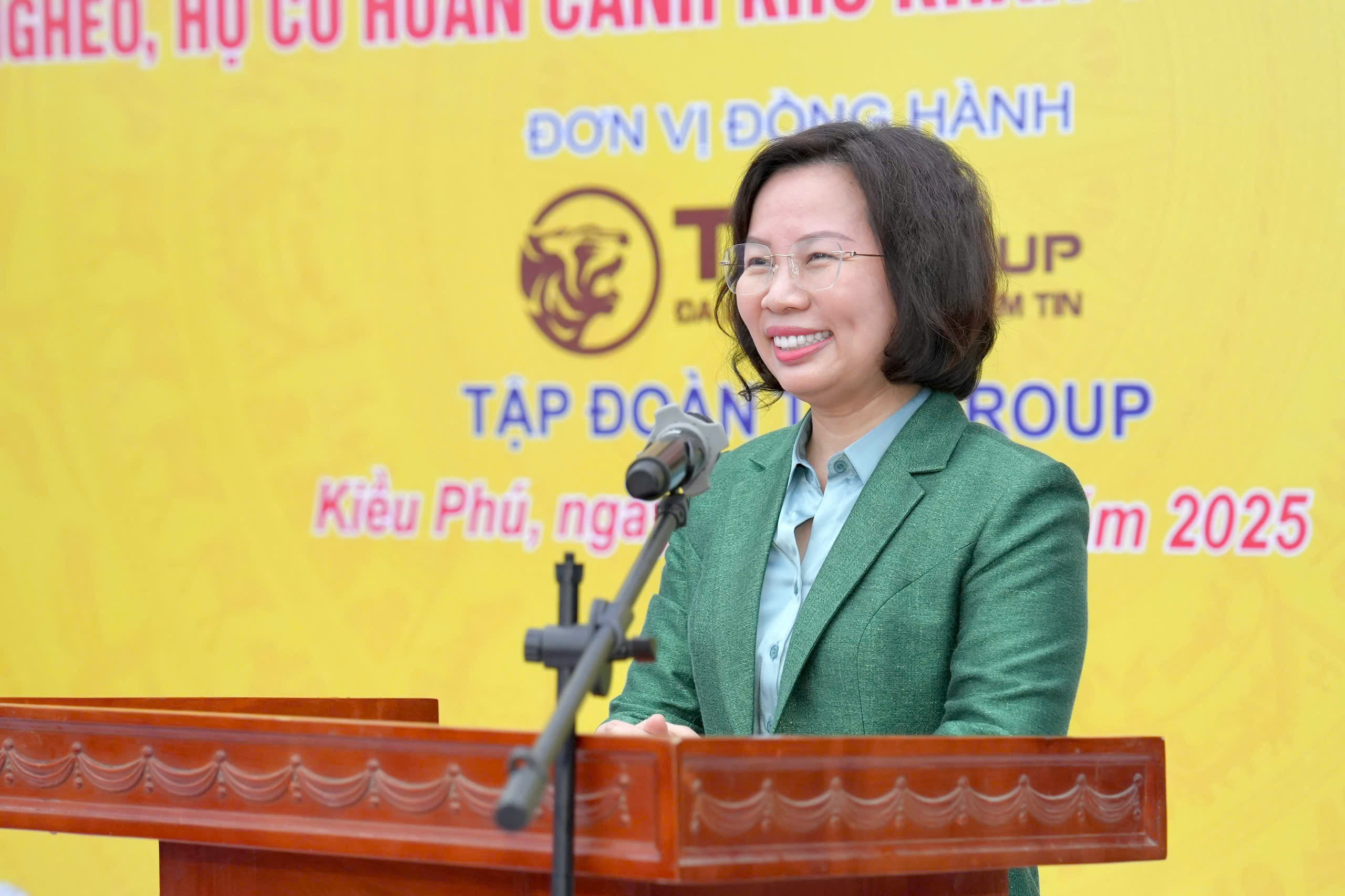 Ủy viên Ban Thường vụ Thành ủy, Chủ tịch Ủy ban MTTQ Việt Nam TP Hà Nội Bùi Huyền Mai phát biểu tại Lễ khởi công chương trình xây dựng, sửa chữa nhà Đại đoàn kết cho 63 hộ gia đình chính sách, người có công, hộ cận nghèo và hộ có hoàn cảnh đặc biệt khó khăn trên địa bàn xã Kiều Phú