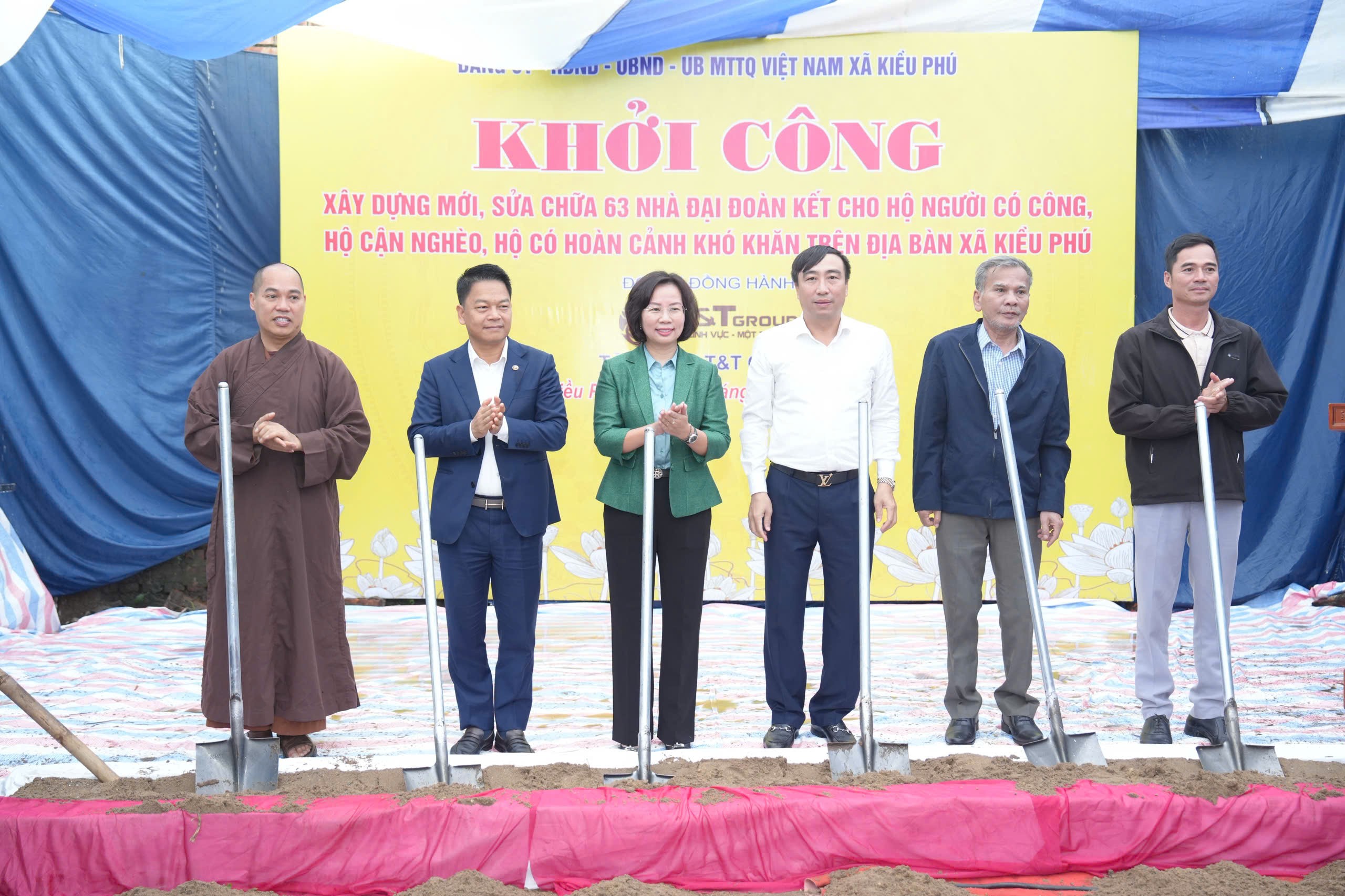 Chủ tịch Ủy ban MTTQ Việt Nam TP Hà Nội Bùi Huyền Mai cùng các đại biểu tham dự nghi thức khởi công xây dựng nhà Đại đoàn kết tại xã Kiều Phú