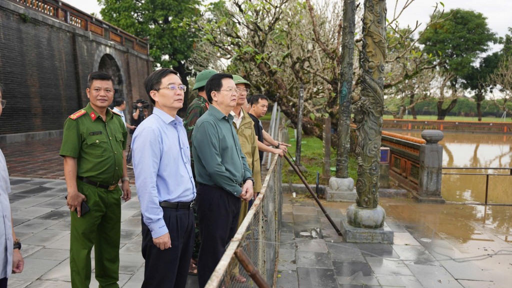Phó Thủ tướng Mai Văn Chính kiểm tra tình hình khắc phục hậu quả mưa lũ và công tác vệ sinh môi trường tại Đại Nội Huế - Ảnh: VGP/CH