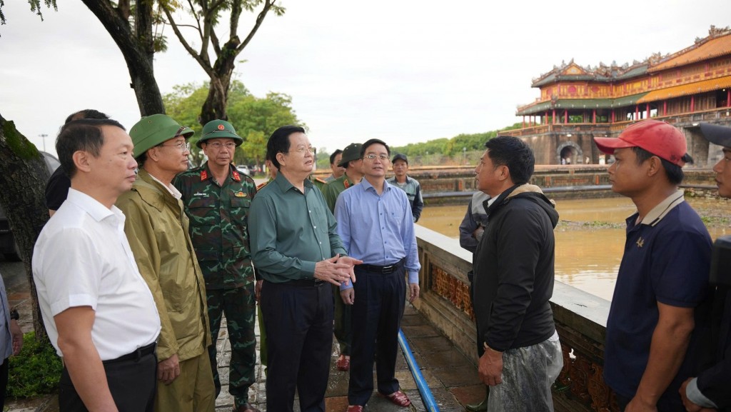 Phó Thủ tướng đề nghị các đơn vị tiếp tục tập trung khắc phục nhanh hậu quả, vệ sinh, tiêu thoát nước, bảo đảm sớm mở cửa trở lại phục vụ khách tham quan với tinh thần nước rút đến đâu, dọn đến đó - Ảnh: VGP/CH