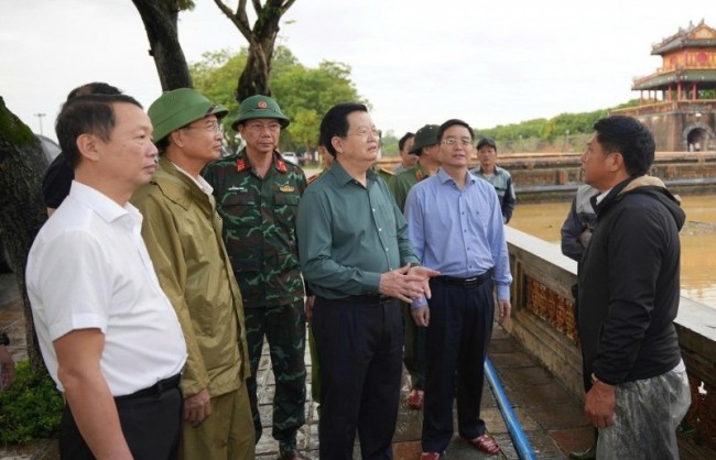 Phó Thủ tướng Mai Văn Chính kiểm tra công tác khắc phục mưa lũ tại khu vực Ngọ Môn-Đại Nội Huế