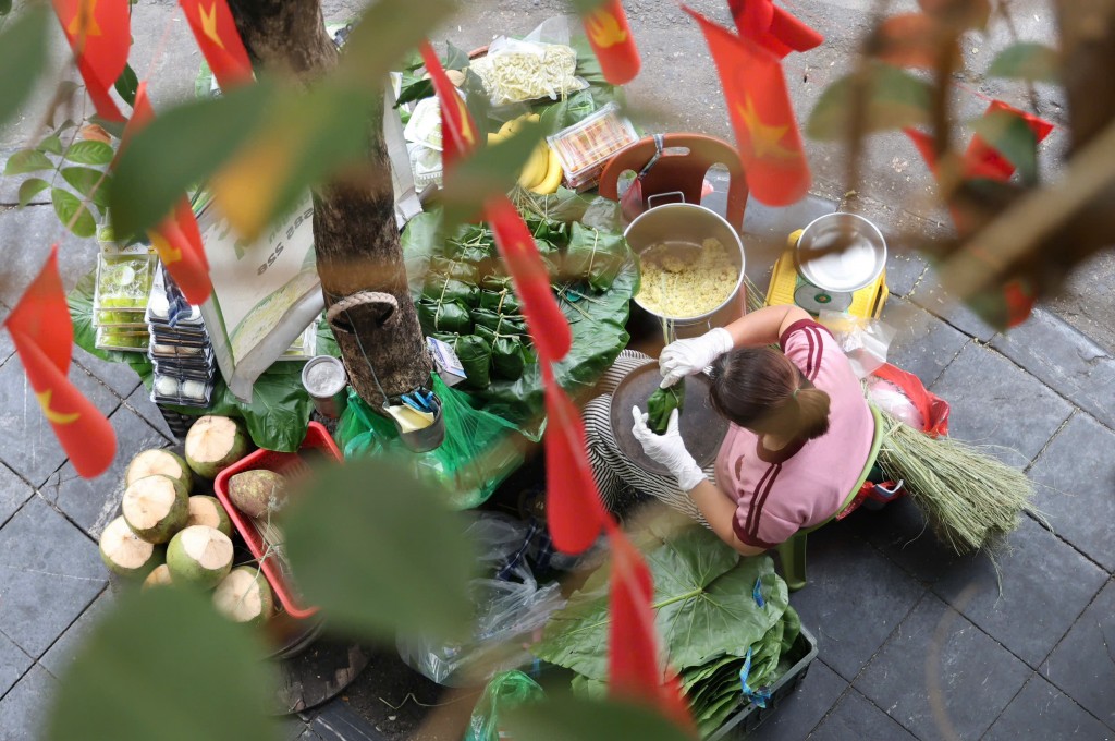 Hình ảnh gian hàng nhỏ bán các món ăn về cốm