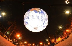 “Trái Đất khổng lồ” bất ngờ xuất hiện ở Hồ Tây khiến dân mạng phát sốt