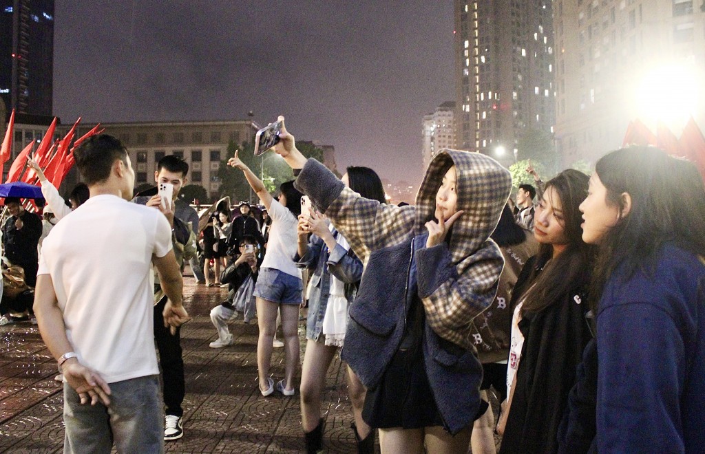 Các bạn trẻ hào hứng “check - in” mô hình độc đáo