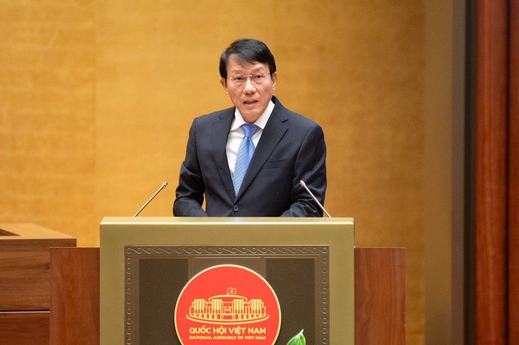 Bộ trưởng Bộ Công an Lương Tam Quang, thừa ủy quyền của Thủ tướng Chính phủ trình bày Tờ trình về 04 dự án: Luật sửa đổi, bổ sung một số điều của Luật Công nghiệp quốc phòng, an ninh và động viên công nghiệp; Luật An ninh mạng; Luật Bảo vệ bí mật nhà nước (sửa đổi); Luật sửa đổi, bổ sung một số điều của 10 luật có liên quan đến an ninh, trật tự