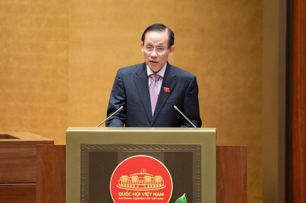 Bộ trưởng Bộ Ngoại giao Lê Hoài Trung, thừa uỷ quyền của Thủ tướng Chính phủ trình bày Tờ trình về dự thảo Luật sửa đổi, bổ sung một số điều của Luật Điều ước quốc tế