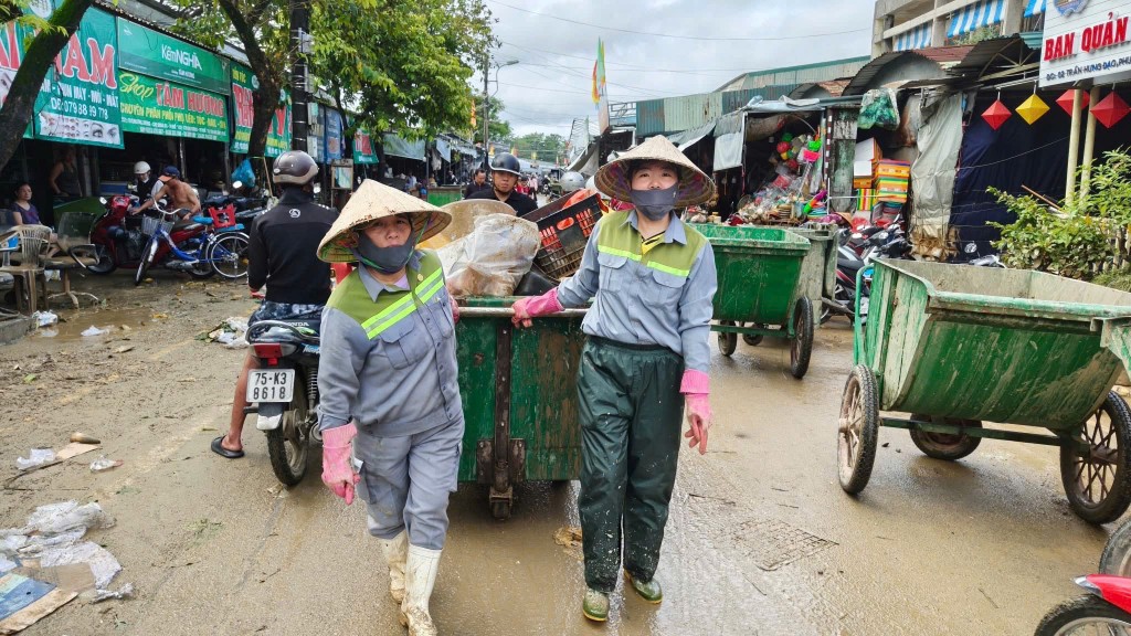 Công nhân vệ sinh môi trường tích cực thu gom lượng lớn rác thải sau lũ 