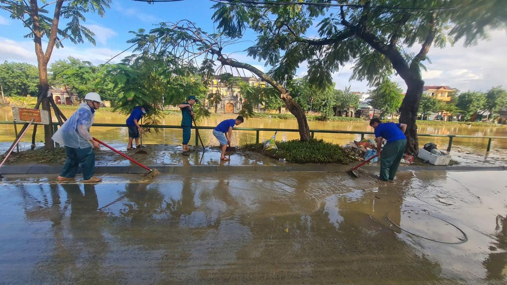 Dọn dẹp bùn đất, rác thải tại các khu vực ven sông